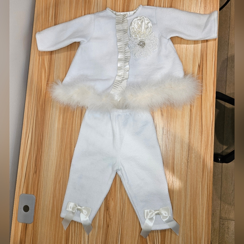 Elegant White Baby Outfit with Floral Accent Size 6mo